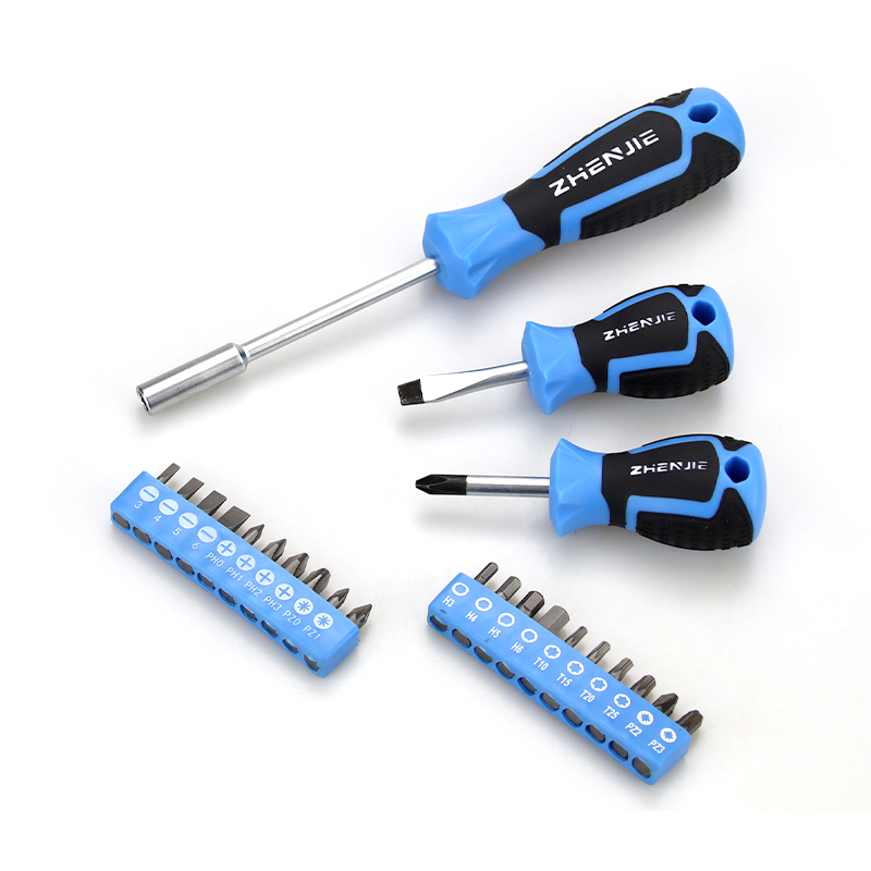 الأدوات الأساسية للكهربائيين للمحترفين: تطبيق وقيمة مجموعة المفكات المعزولة الأدوات الأساسية للكهربائيين للمحترفين: تطبيق وقيمة مجموعة المفكات المعزولة